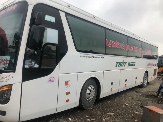 Xe Thủy Khởi Bên hông xe Limousine 38 chỗ VIP