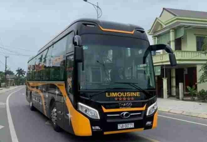 Xe Ngọc Trinh (Quảng Trị) Bên hông xe Mặt trước xe Limousine 34 giường