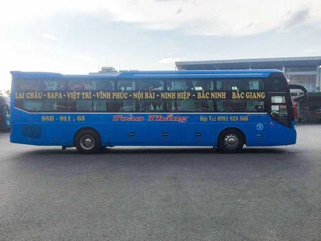 Xe Toàn Thắng Bên hông xe Limousine giường phòng 22 chỗ