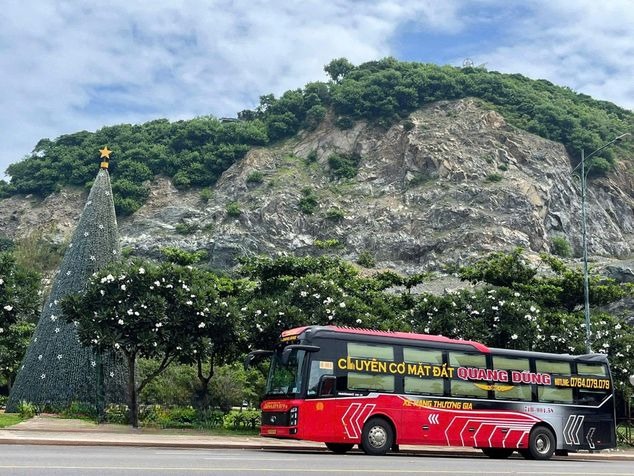 Xe Quang Dũng VIP Limousine Mặt trước xe Bên hông xe 