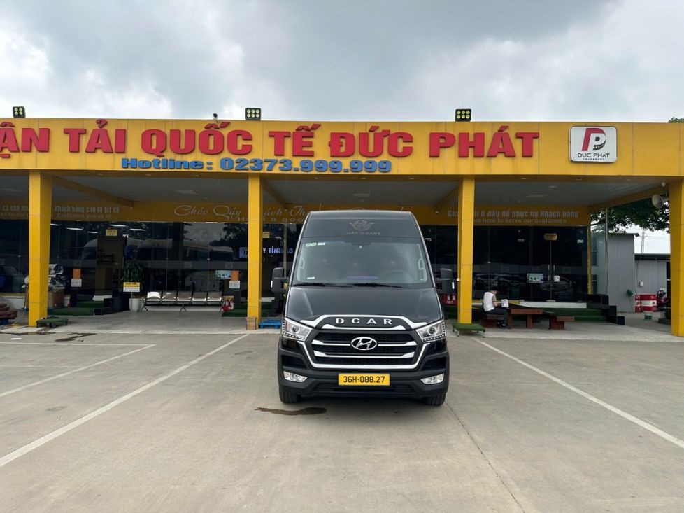 Xe Đức Phát (Thanh Hóa) Mặt trước xe Limousine 11 chỗ