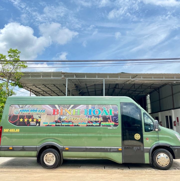Xe Bình Hoài Limousine Bên hông xe Iveco 9 chỗ