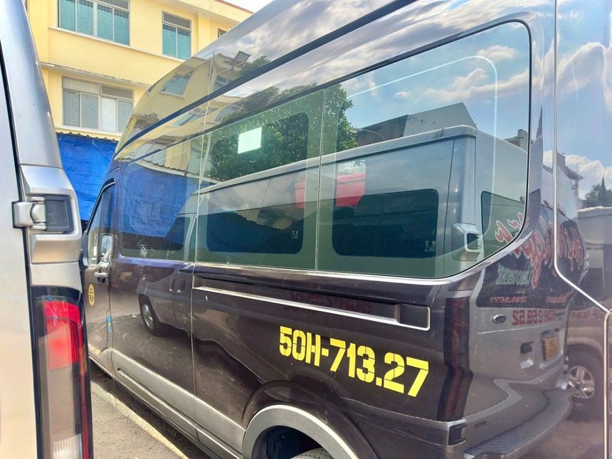 Xe Huệ Nghĩa Limousine Bên hông xe Ghế ngồi 16 chỗ