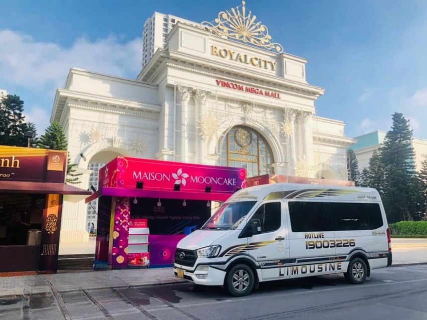 Xe Lovabus Mặt trước xe Bên hông xe Xe Starex 9 chỗ