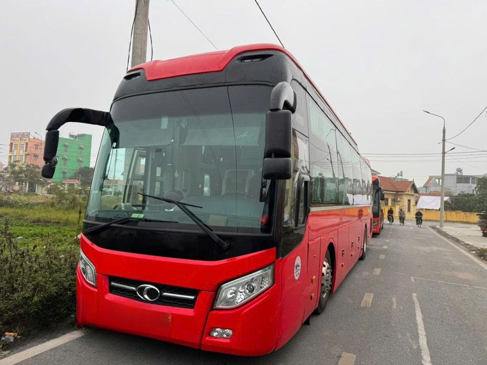 Xe SaPa Explore Bên hông xe Limousine giường phòng 32 chỗ