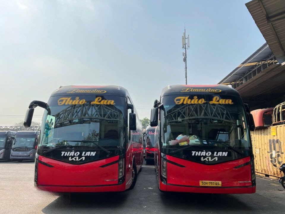 Xe Thảo Lan Mặt trước xe Limousine 24 phòng