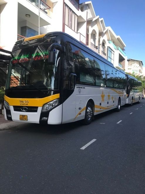 Xe Hải Sơn Mặt trước xe Bên hông xe Limousine giường phòng 20 chỗ 