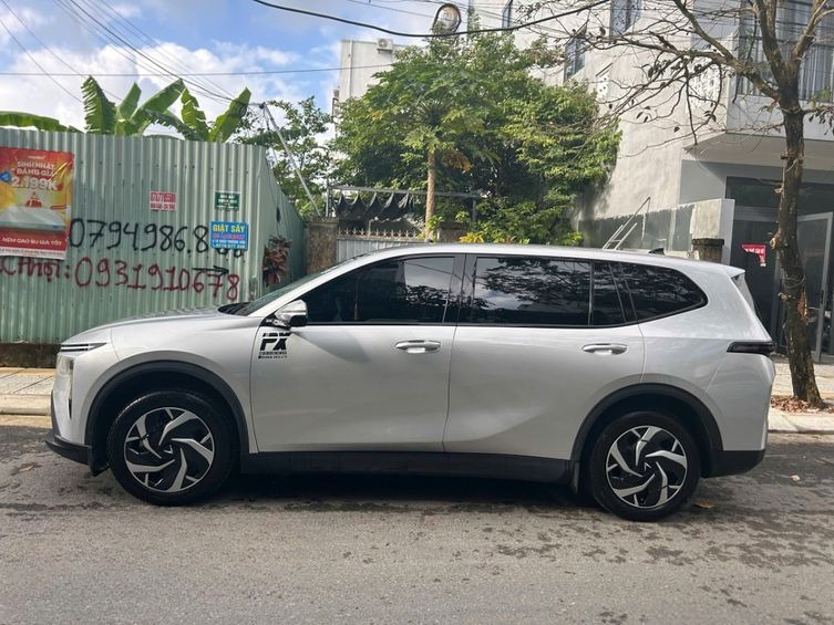 Xe Văn Khánh Bên hông xe Xe 7 chỗ Limogreen