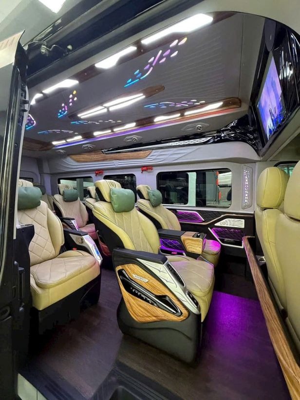 Xe Hoàng Thủy Bên hông xe Nội thất Tiện ích Limousine 11 chỗ