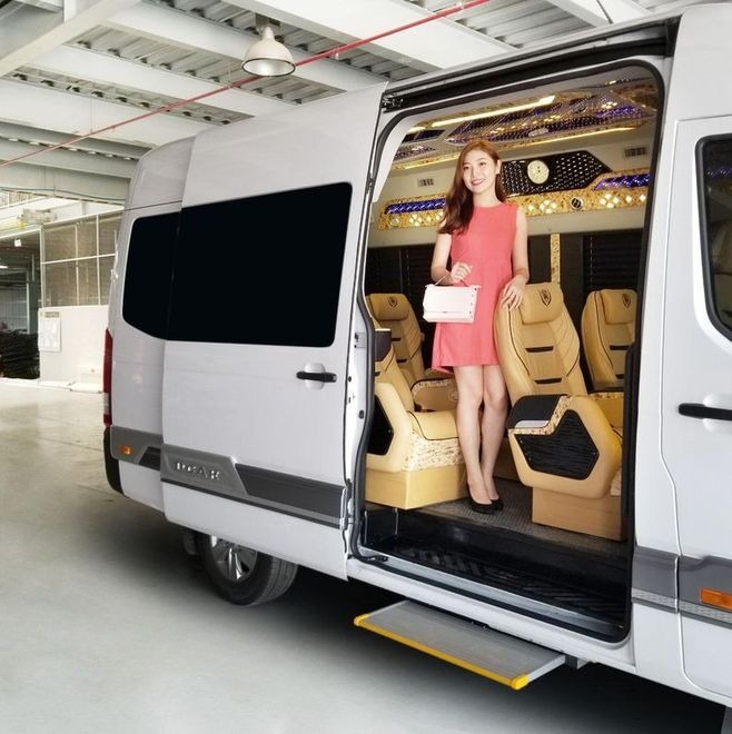Xe Golden Limousine Bên hông xe Limousine 11 chỗ 