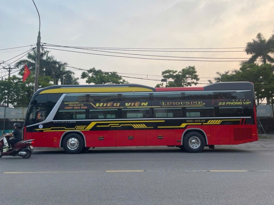 Xe Hiếu Viện Mặt sau xe Limousine 22 Phòng (WC)