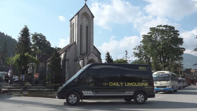 Xe Daily Limousine Bên hông xe Limousine 9 chỗ VIP