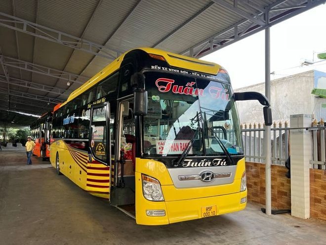 Xe Tuấn Tú Mặt trước xe Bên hông xe 