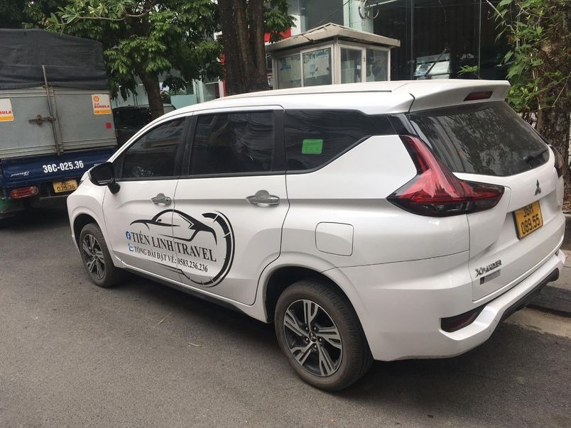 Xe Tiến Linh Travel Bên hông xe Ghế ngồi 7 chỗ 