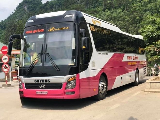 Xe Ninh Quỳnh Car Vip Bên hông xe Limousine 25 chỗ VIP