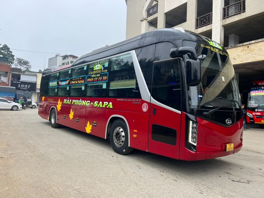 Xe Kết Đoàn Travel Bên hông xe Mặt trước xe Limousine giường phòng 20 chỗ