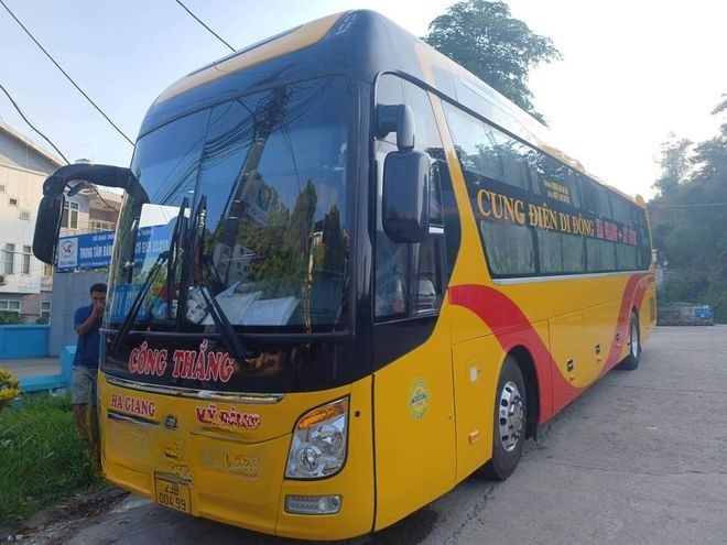 Xe Công Thắng (Hà Giang) Bên hông xe Limousine giường phòng 22 chỗ