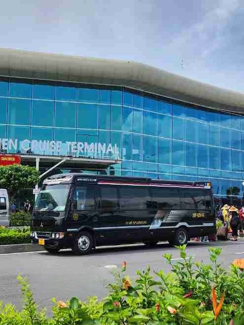 Xe Lovabus Bên hông xe Limousine 18 Chỗ