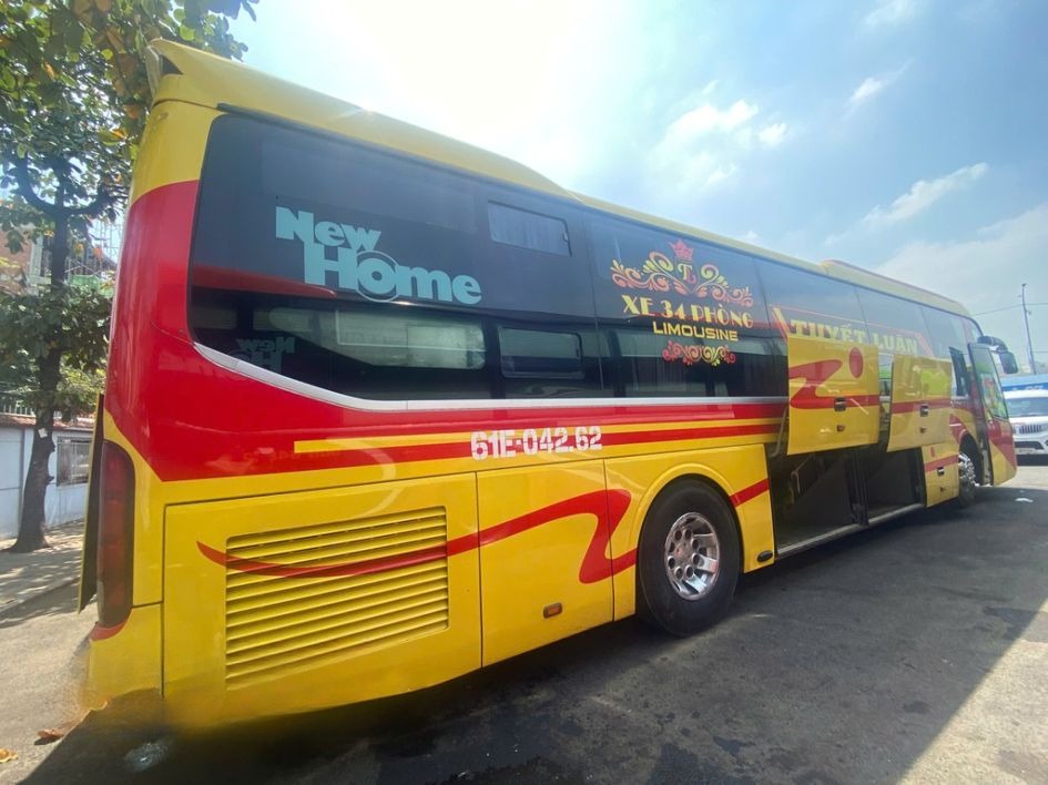 Xe Tuyết Luận Bên hông xe Limousine 34 chỗ