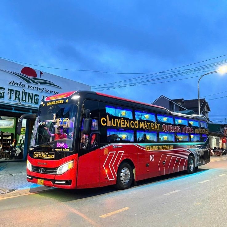 Xe Quang Dũng VIP Limousine Mặt trước xe Bên hông xe Limousine 22 phòng (Có WC) mới