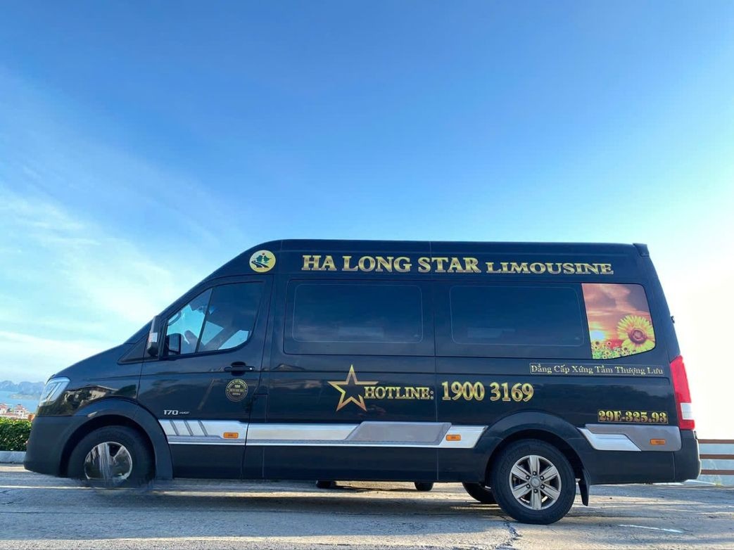 Xe Hạ Long Star Limousine Bên hông xe Limousine 9 chỗ