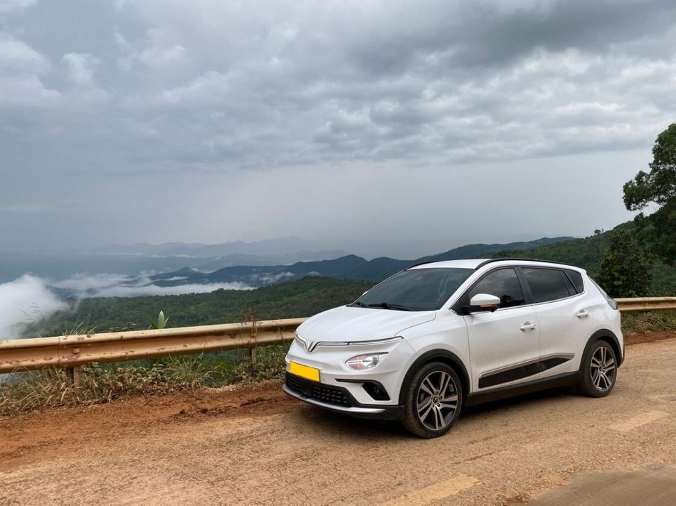 Xe Lâm Lũy Limousine Bên hông xe VinFast 5 chỗ ngồi