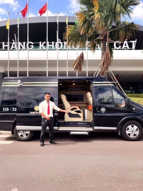 Xe Sóng Việt Bên hông xe Limousine 9 chỗ