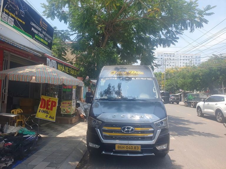 Xe Tâm Đức Limousine Mặt trước xe Dcar Solati Limousine 9 chỗ