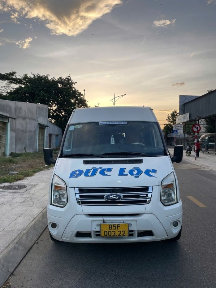 Xe Đức Lộc (Nha Trang) Mặt trước xe Ghế ngồi 16 chỗ