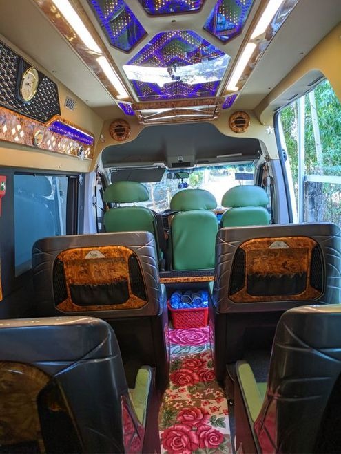 Xe Trúc Lên Nội thất Solati Limousine 9 chỗ 