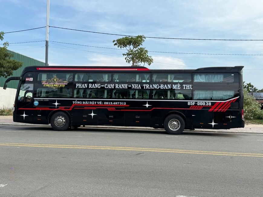 Xe Bình An (Buôn Ma Thuột) Bên hông xe Limousine 34 phòng