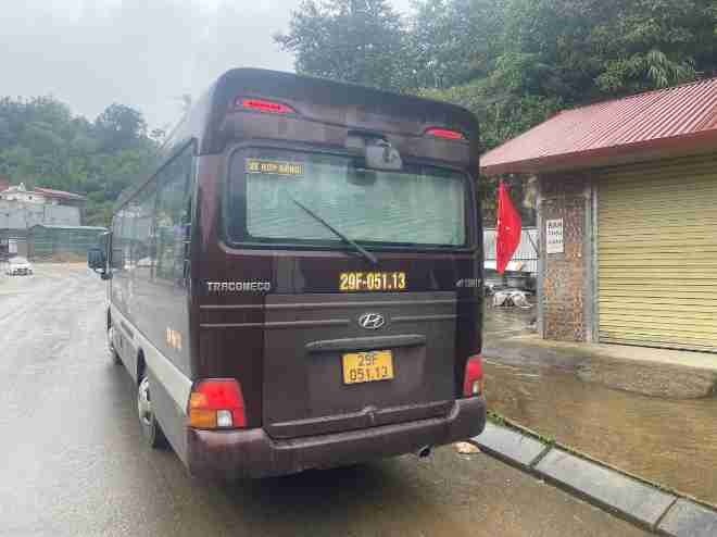 Xe Luxury Van Limousine Mặt sau xe Limousine 13 chỗ 