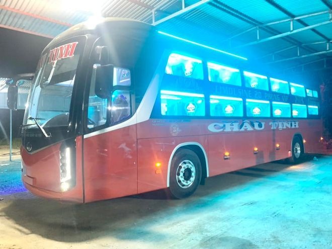 Xe Châu Tịnh Mặt trước xe Bên hông xe Limousine VIP 20 phòng