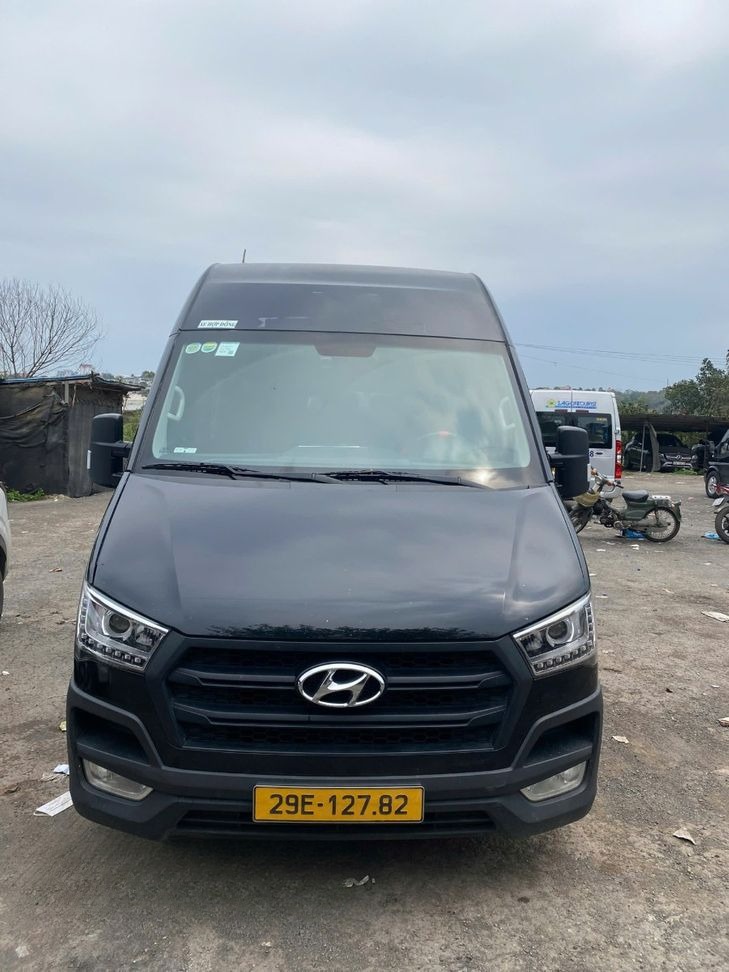 Xe First Class Puluong Mặt trước xe Limousine 11 chỗ
