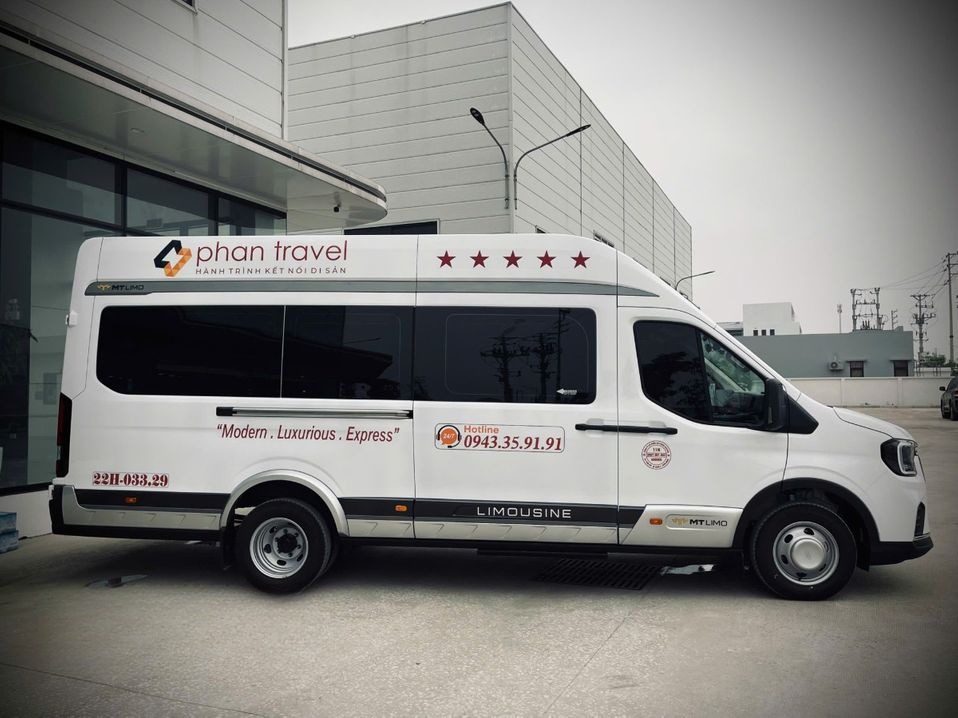 Xe Phan Travel Bên hông xe Limousine 11 chỗ 