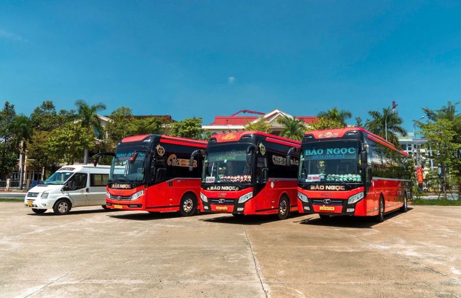 Xe Bảo Ngọc (Đà Nẵng) Mặt trước xe Bên hông xe Limousine 34 phòng VIP