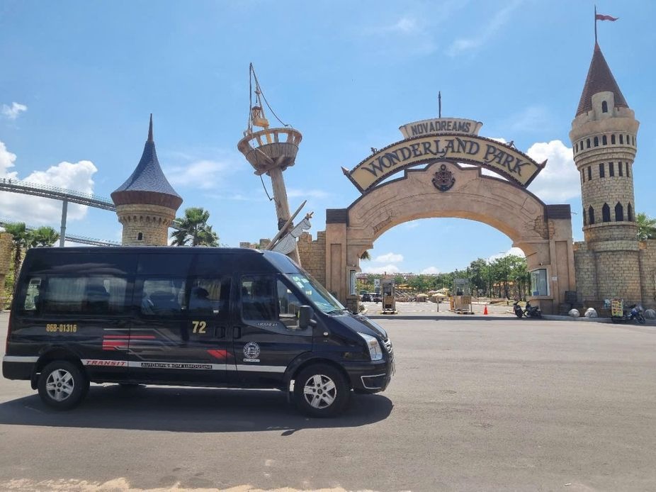 Xe Thủy Hà Linh Bên hông xe Limousine 9 chỗ