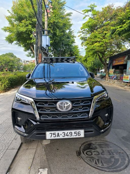 Xe Lovabus Mặt trước xe Fortuner 7 chỗ