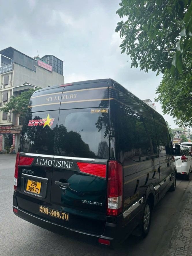 Xe Newstar Travel Mặt sau xe Limousine 9 chỗ