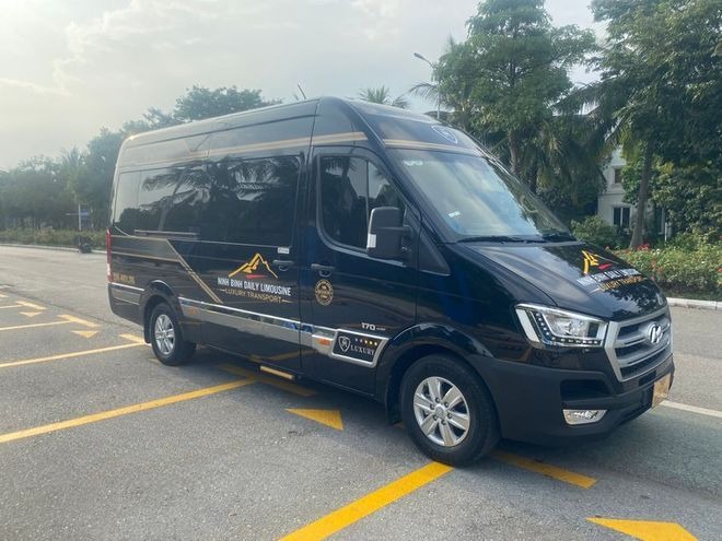 Xe Ninh Bình Excursion Transport Mặt trước xe Limousine 11 chỗ VIP