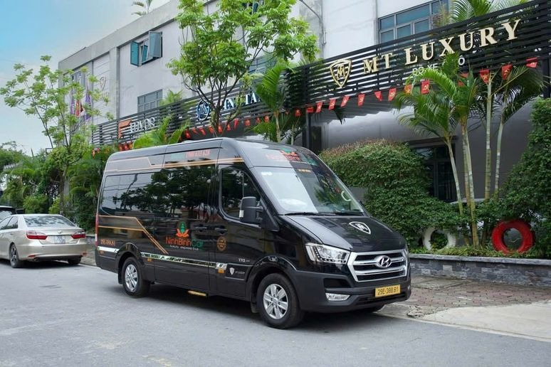Xe Ninh Bình Car Mặt trước xe Bên hông xe Limousine 10 chỗ