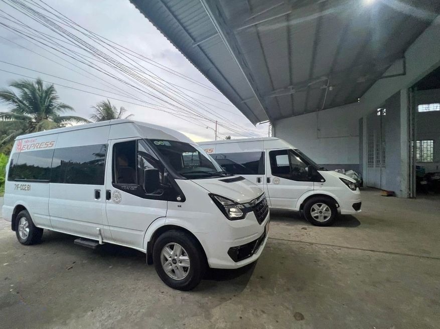 Xe Tiến Đạt (Bến Tre) Bên hông xe Mặt trước xe Ghế ngồi 16 chỗ