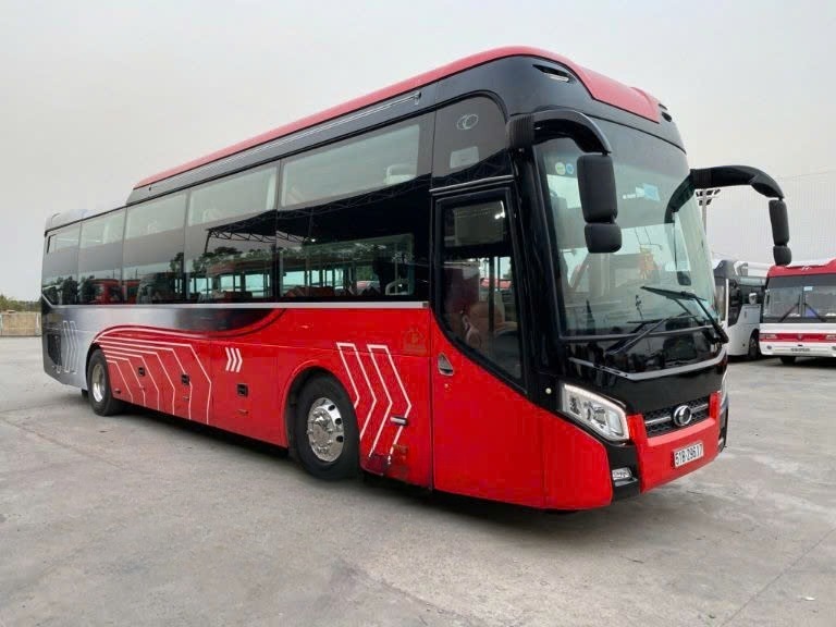 Xe Cát Bà Luxury Mặt trước xe Bên hông xe Cabin 26 phòng