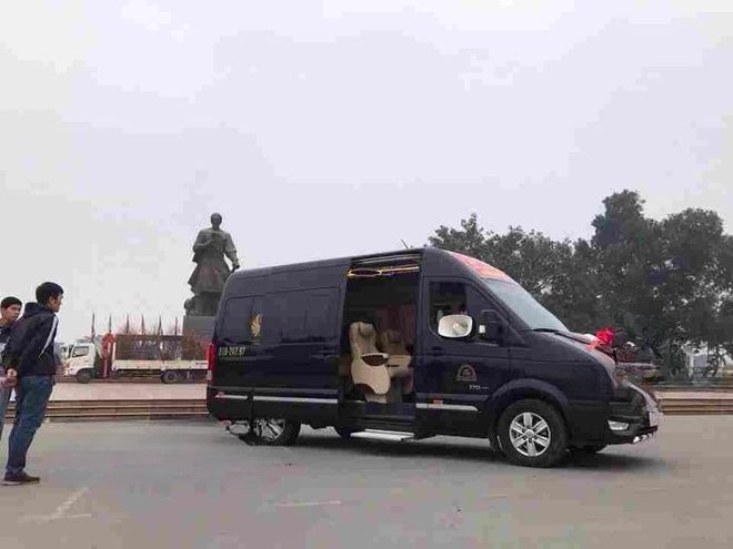Xe Phúc Lộc Thọ Limousine Bên hông xe Limousine 12 chỗ