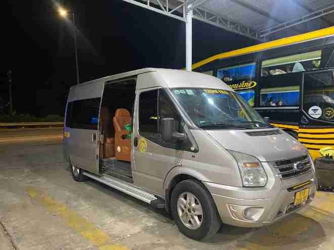 Xe Thịnh Thái Limousine Mặt trước xe Bên hông xe Limousine 10 chỗ