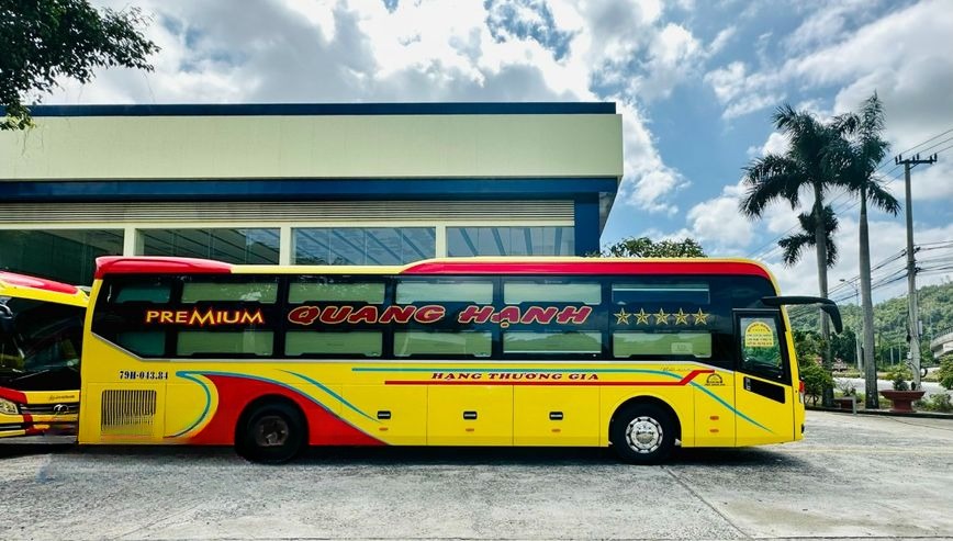 Xe Quang Hạnh (NT) Bên hông xe Giường nằm Limousine 24 phòng