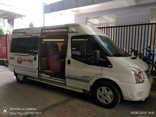 Xe BLao Tour Bên hông xe Limousine 9 chỗ