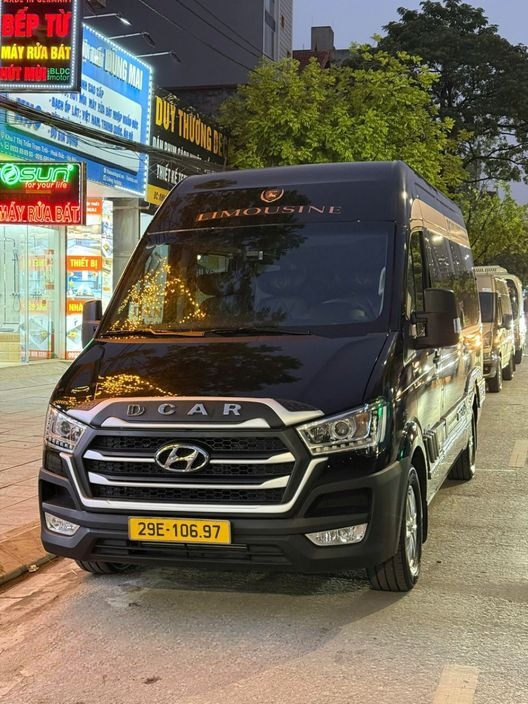 Xe Minh Châu Limousine Mặt trước xe Bên hông xe Limousine 11 chỗ