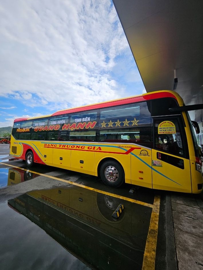 Xe Quang Hạnh (NT) Bên hông xe Limousine 22 phòng (WC)