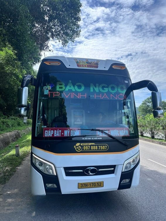 Xe Bảo Ngọc Limousine Mặt trước xe Limousine giường nằm 32 chỗ
